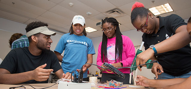 Students work together in the College of Engineering