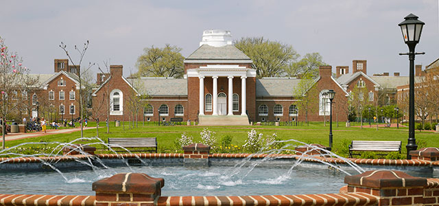 Picture of University of Delaware Memorial Hall and fountain 