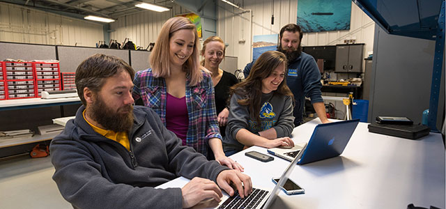 College of Earth, Ocean, and Environment students collaborate in a lab setting
